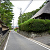 土塀沿いの道を歩く