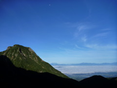 阿弥陀岳と月と青空