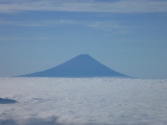 雲海に浮かぶ富士