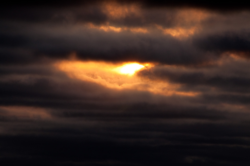 雲間から夕陽