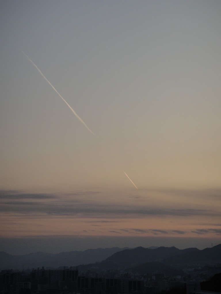 夕暮れの飛行機雲