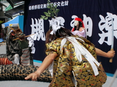にらみ合い