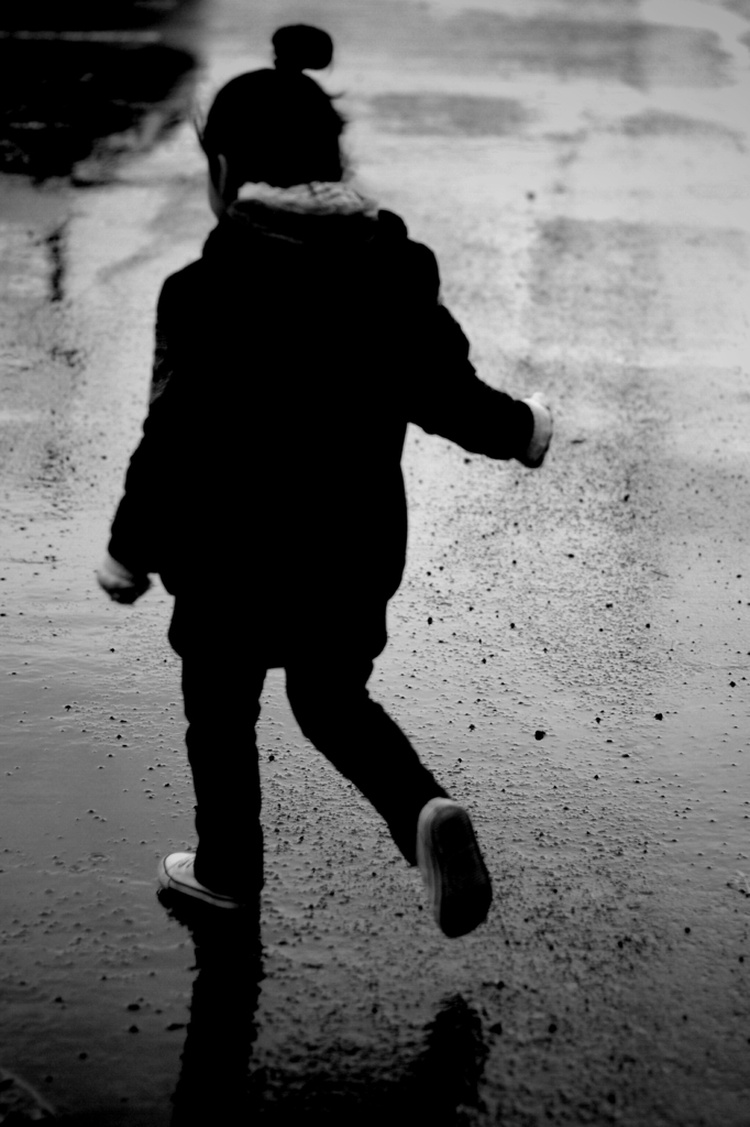 雨上がりの道、女の子。