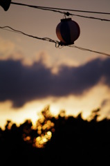 晩夏の夕日と、ともる灯