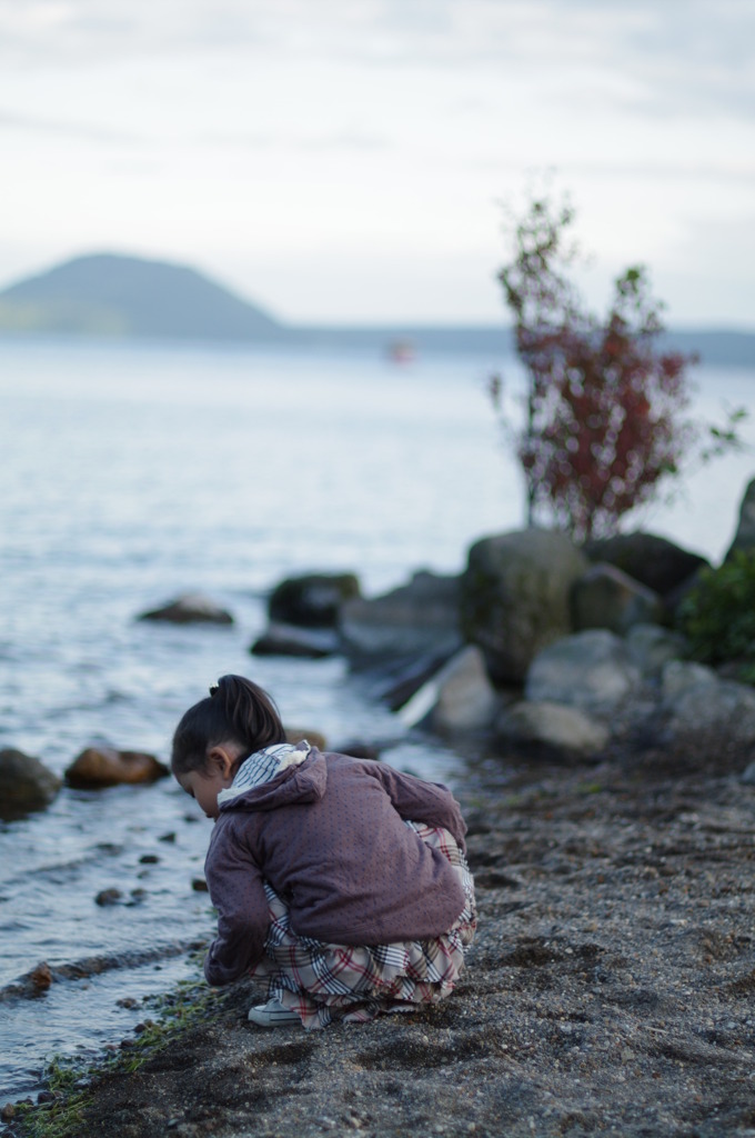 秋めく湖畔と少女