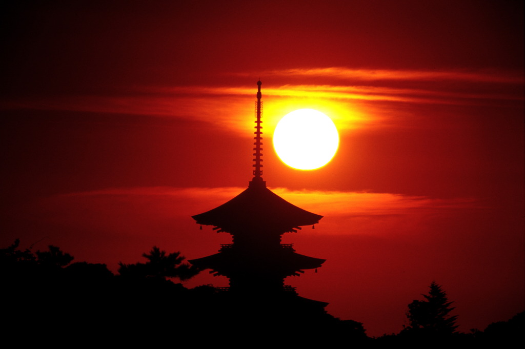 五重塔と沈む夕日