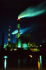 夜の工場
