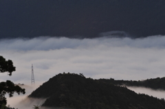 雲海の間に