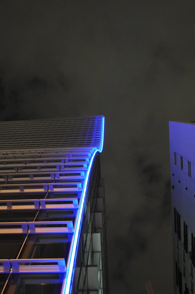 空に続く青い道