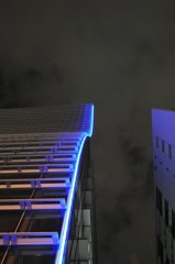 空に続く青い道