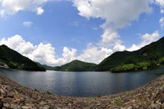 ダム湖にて