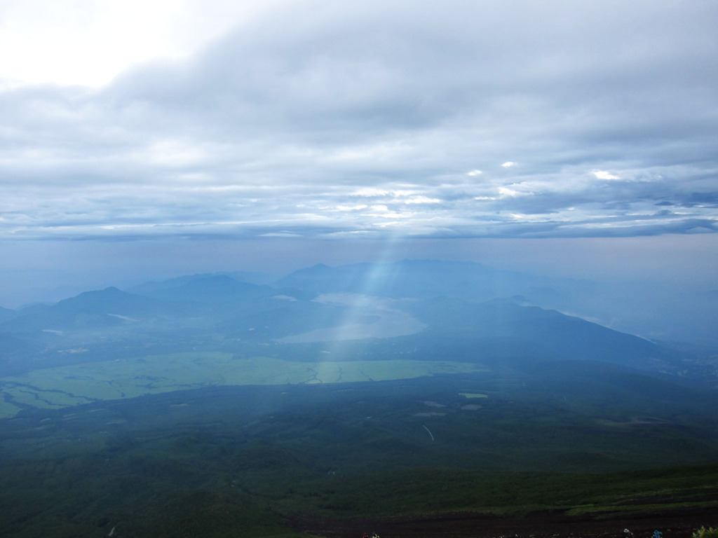 雲の隙間から。