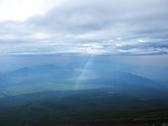 雲の隙間から。
