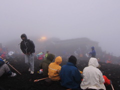 キリと凍てつく寒さに驚愕の富士山頂上。