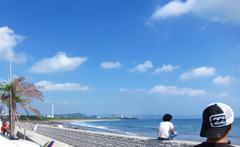 サーファーでにぎわう海岸
