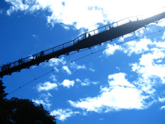 空にかかる吊り橋
