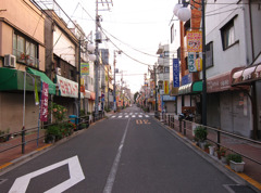 商店街の夜明け。