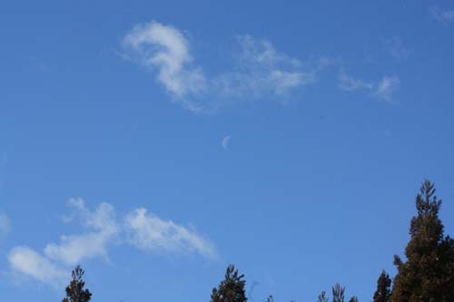 青い空に白い雲と月