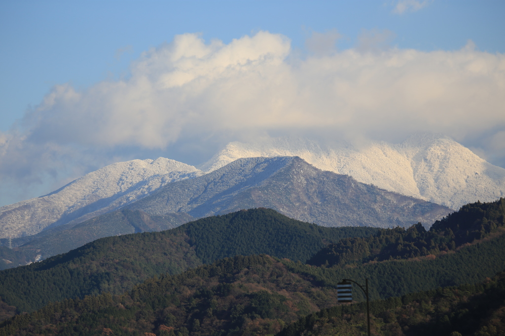 雪を抱く石鎚山