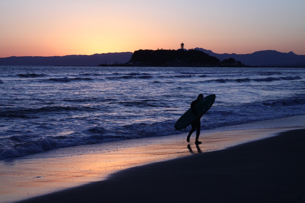 夕日とサーファー