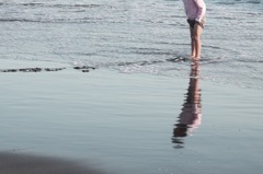 海と子供と足跡