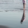 海と子供と足跡