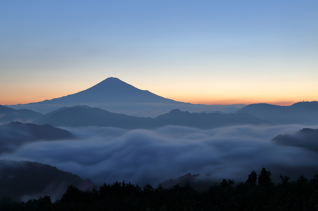 絹のような雲河の先に…