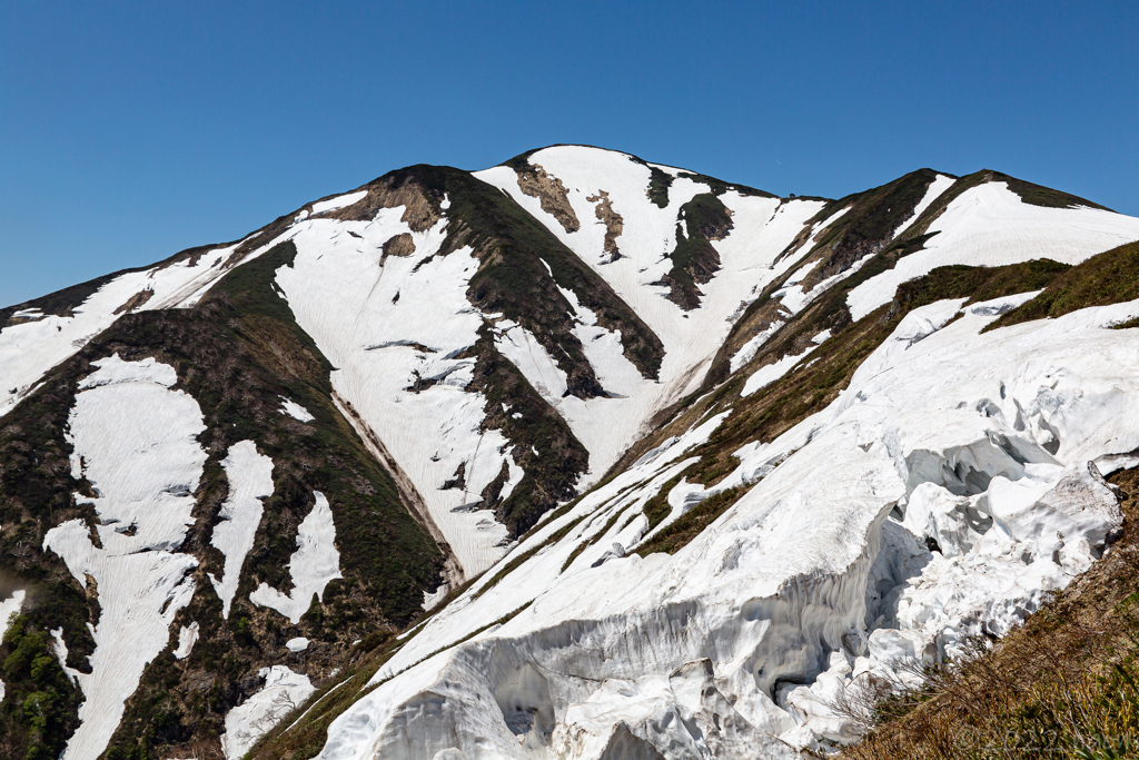 残雪の似合う峰