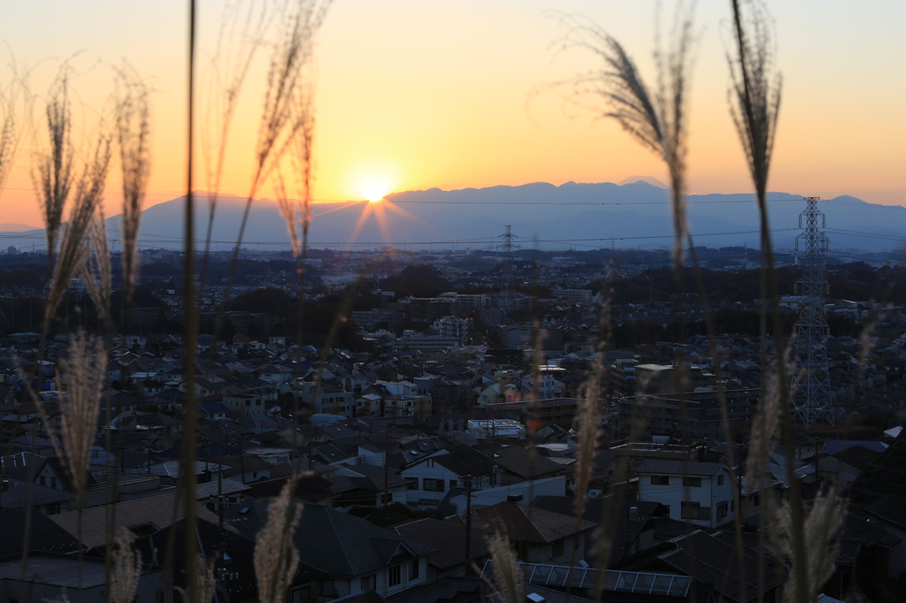 沈みゆく夕陽と丹沢山系・富士