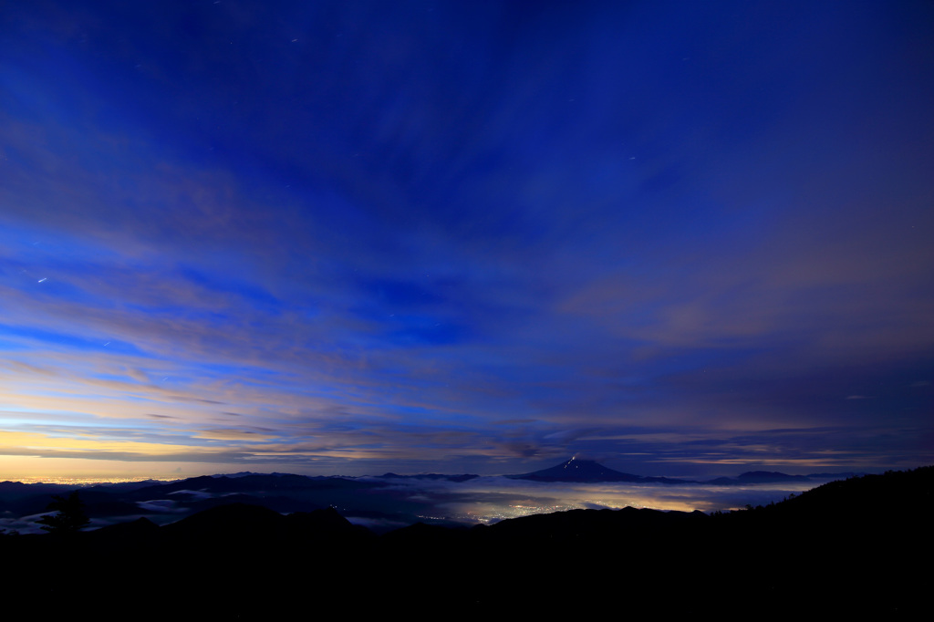 夜明け前の蒼空