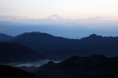 空の境目に富士と雲