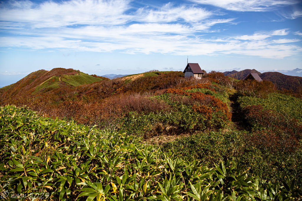 山小屋のある風景