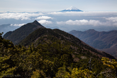 裏からの尖った山容
