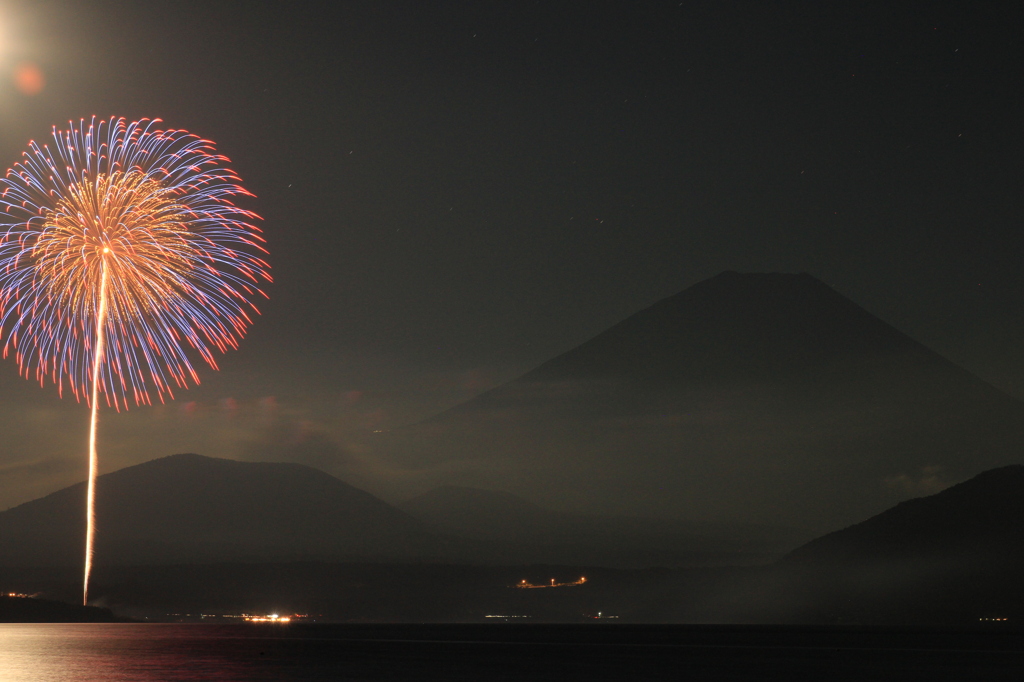 本栖湖花火と富士山