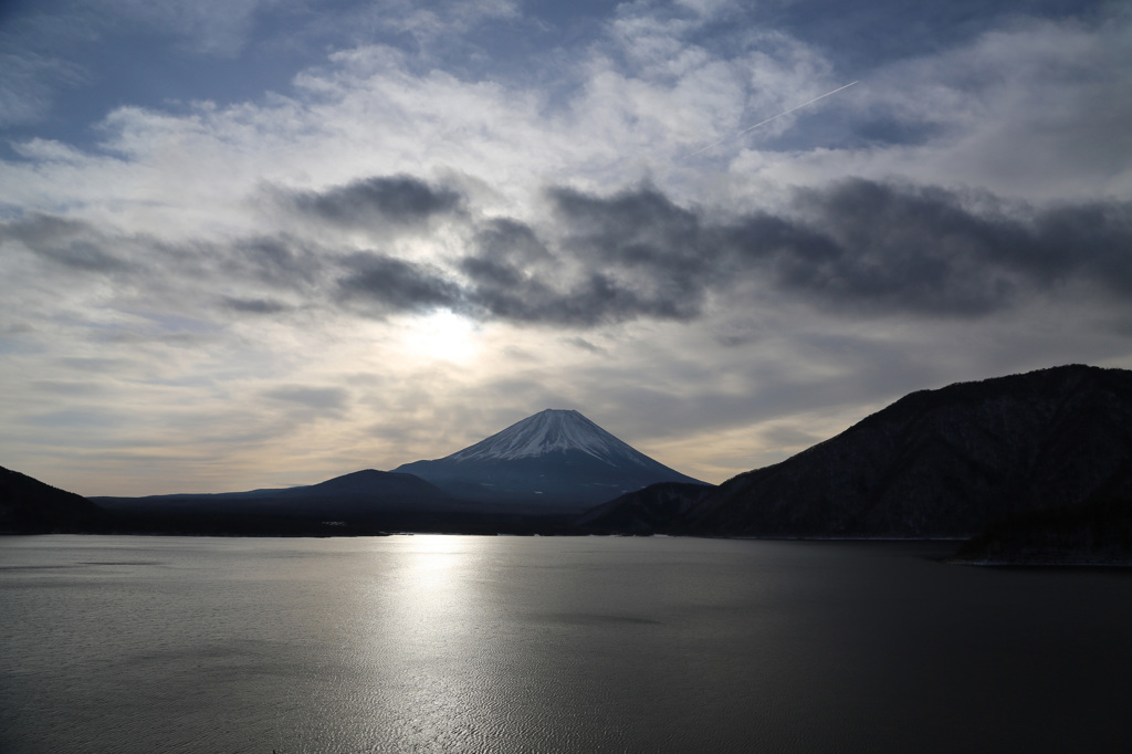 冷たい湖面の輝き…