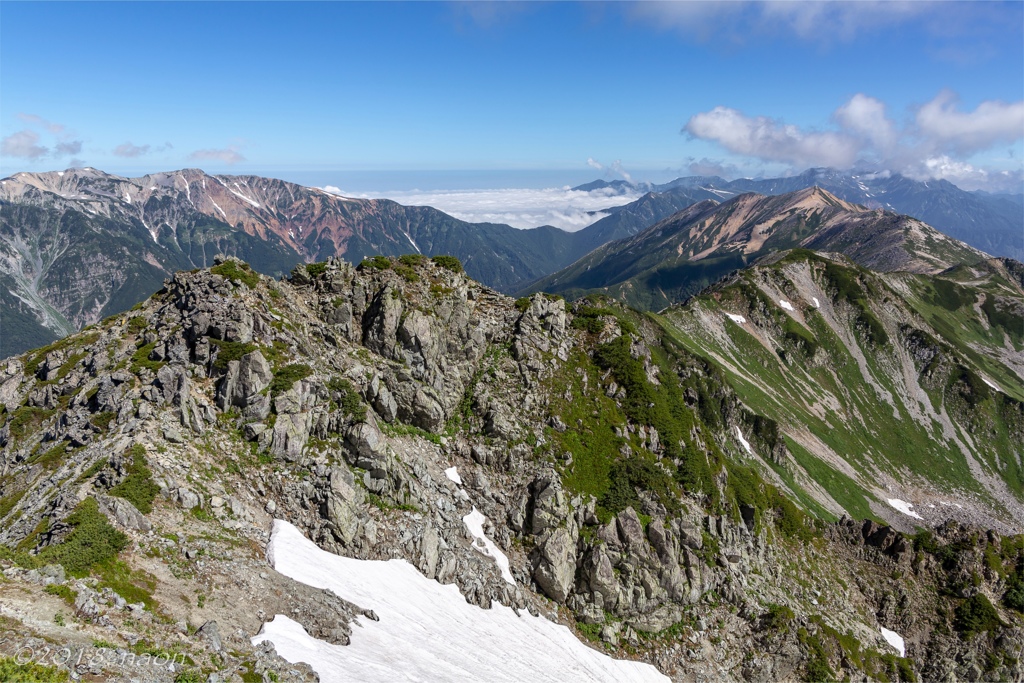 秘境の山から望む
