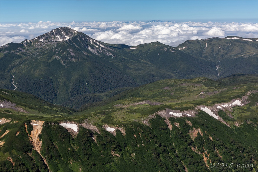 秘境の山から最後の秘境を望む