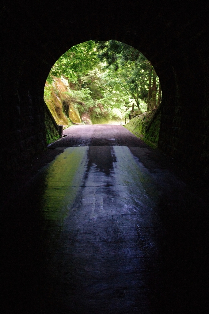 トンネルの端