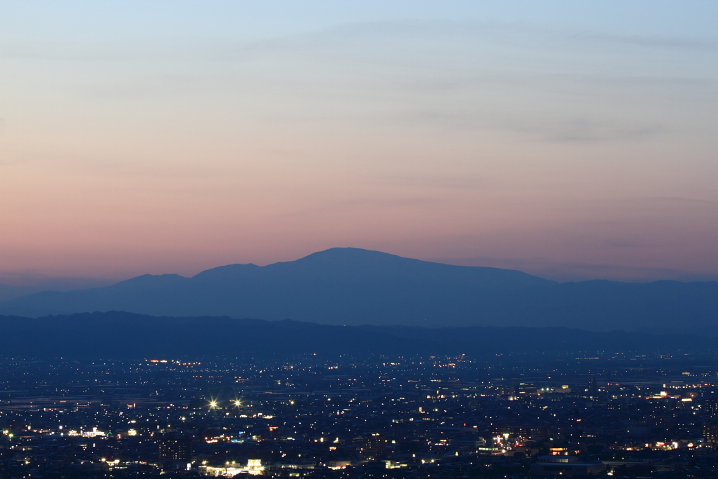 月山に見守られ