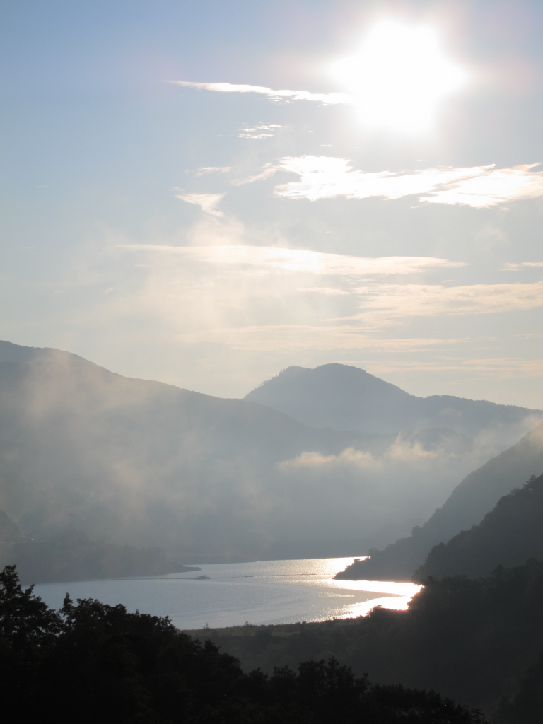 朝の月山湖