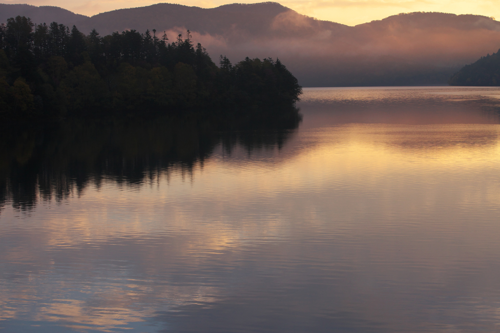 朝色の湖面