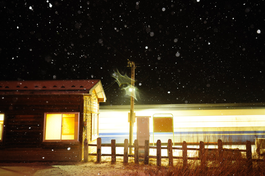 雪夜の最終列車と無人駅