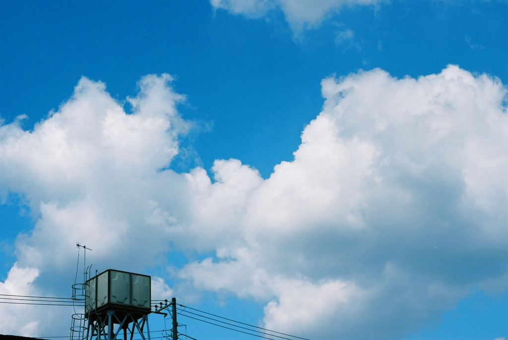 空と雲と貯水タンク