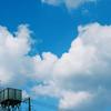 空と雲と貯水タンク