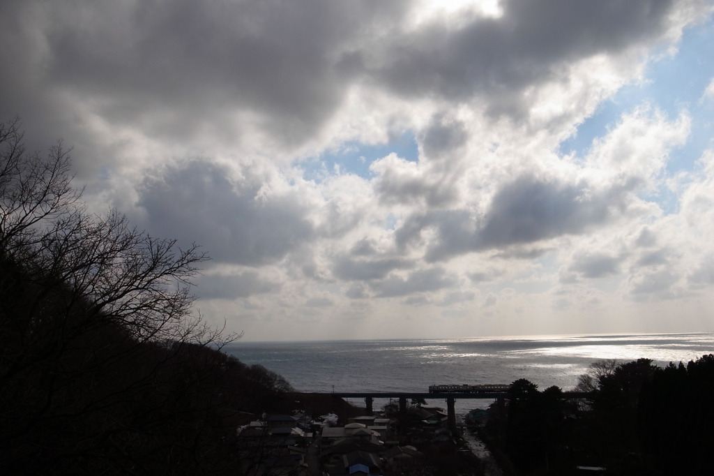 厚き雲と五能線