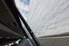 車窓から見る雪の壁