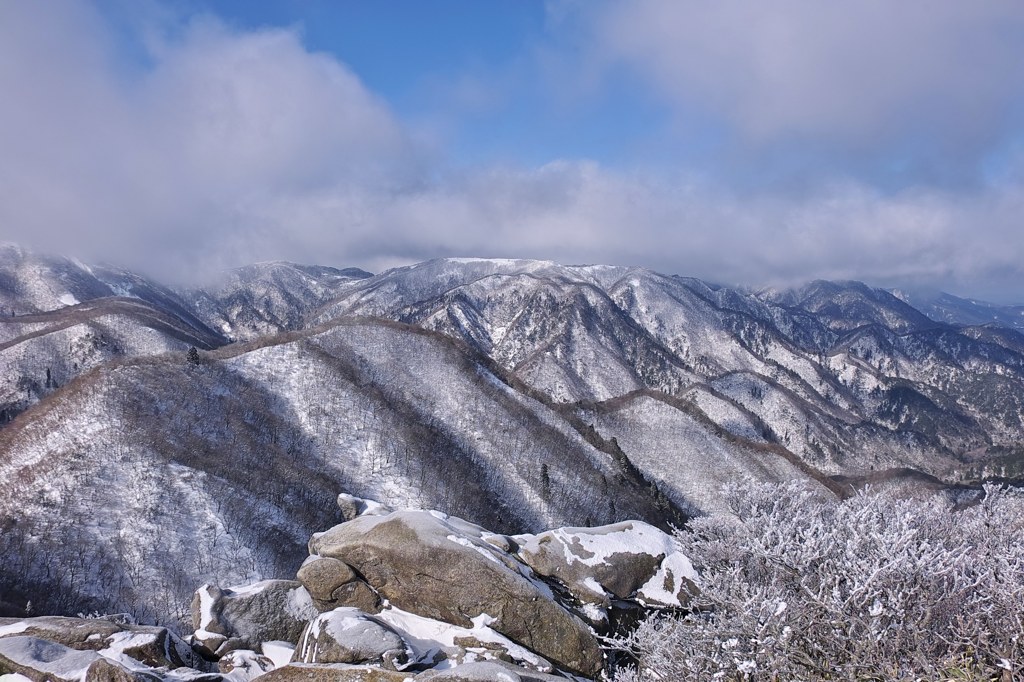 浮き上がる山の輪郭