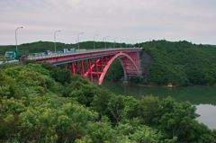 パールロードの赤い橋