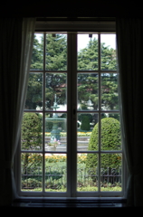 山手の丘から　　-窓の風景　夏の庭園-