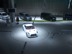 日産ショールームにて。